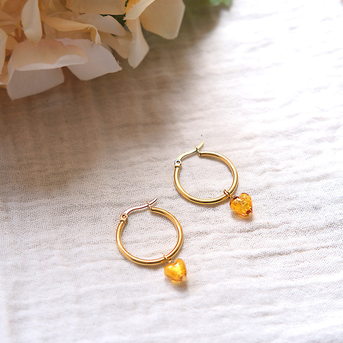 Heart Murano Glass Hoop Earrings 24mm - Gold